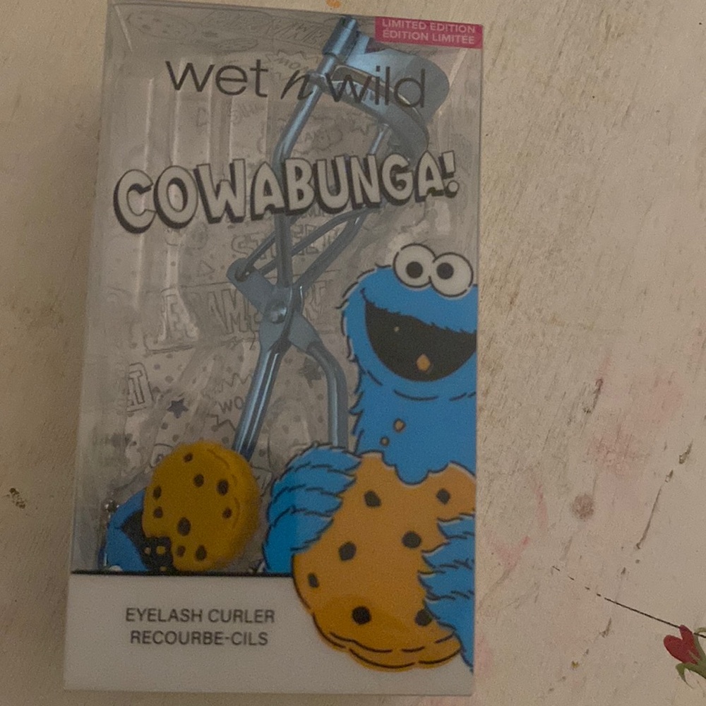 Wet N Wild Sesame Street Eyelash Curler. In good shape brand new❤️